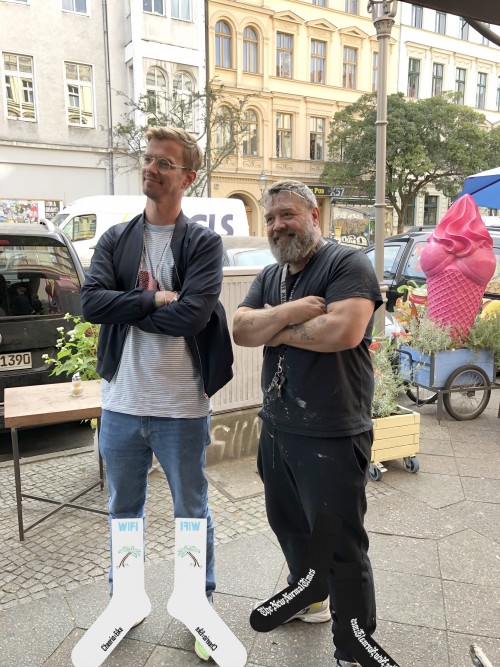 Joko Winterscheidt und Eike König mit Cheerio-Socken